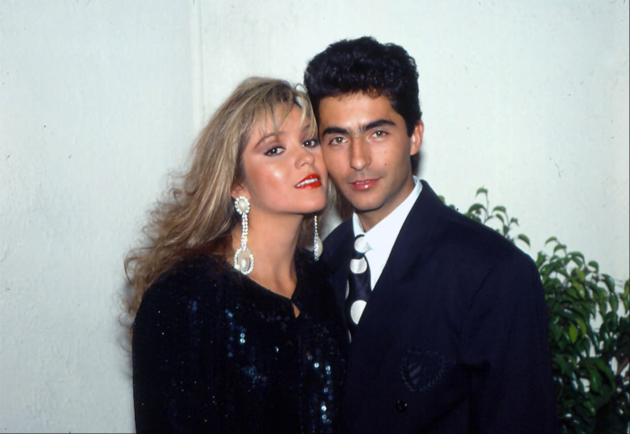 RAÚL ARAIZA Y DANIELA CASTRO: En 1991, justo en medio del éxito de la telenovela Cadenas de amargura, sus protagonistas llevaron su amor de la ficción a la realidad y tras 5 años, el romance finalizó por culpa del ahora conductor, quien durante la sección “A corazón abierto” del programa Hoy, itió que el alcoholismo que padecía en ese momento hizo la relación “tormentosa”, aunque aseguró que actualmente tiene una buena relación de amistad con Daniela.
