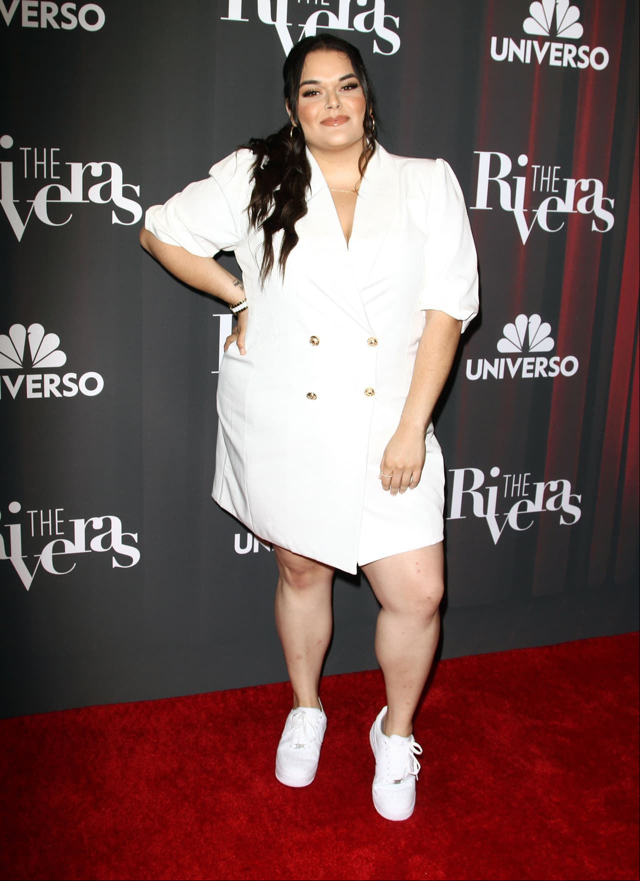 Jenicka Lopez usó un vestido blanco de Fashion nova curve, el cual combinó con un discreto collar y unos prendedores en el cabello de Alery Collection.