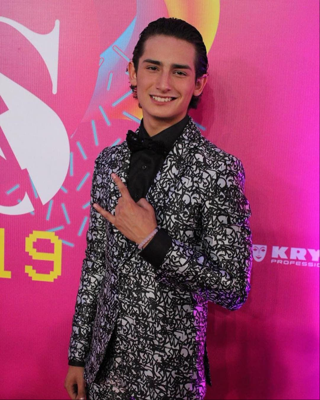 Por otro lado, Emilio Osorio le ha apostado a los sacos con diseños en el exterior, así como a las camisas cuello y manga larga.