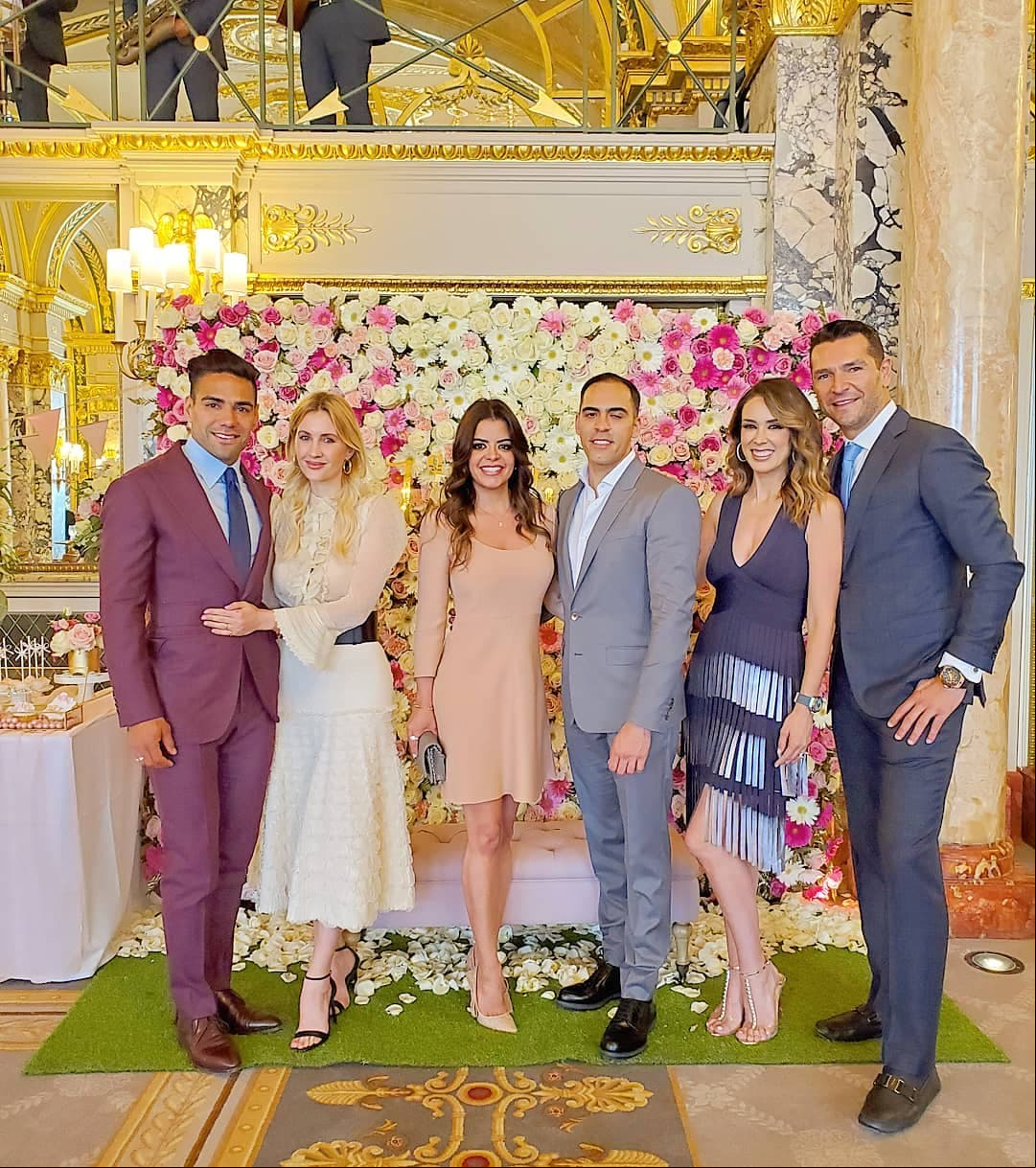 Martin compartió una imagen que muestra la decoración del evento, además de posar junto a sus amigos.
