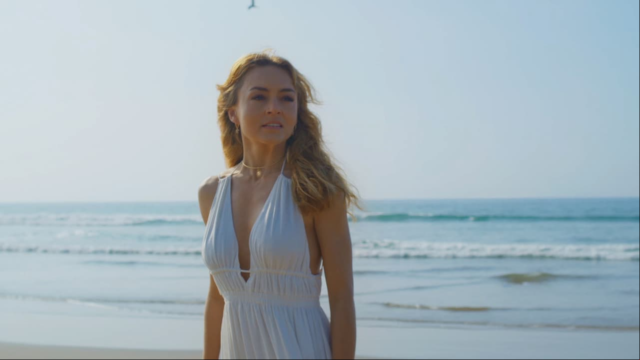 Angelique Boyer impacta con elegante vestido rojo en ‘El amor invencible’