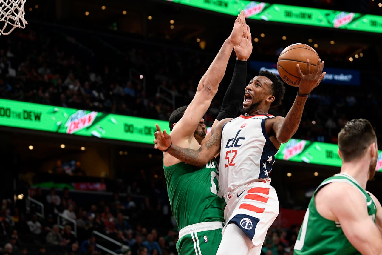 Wizards 99-94 Celtics. Jordan McRae logra dos puntos por encima de Enes Kanter, que no puede detenerlo.