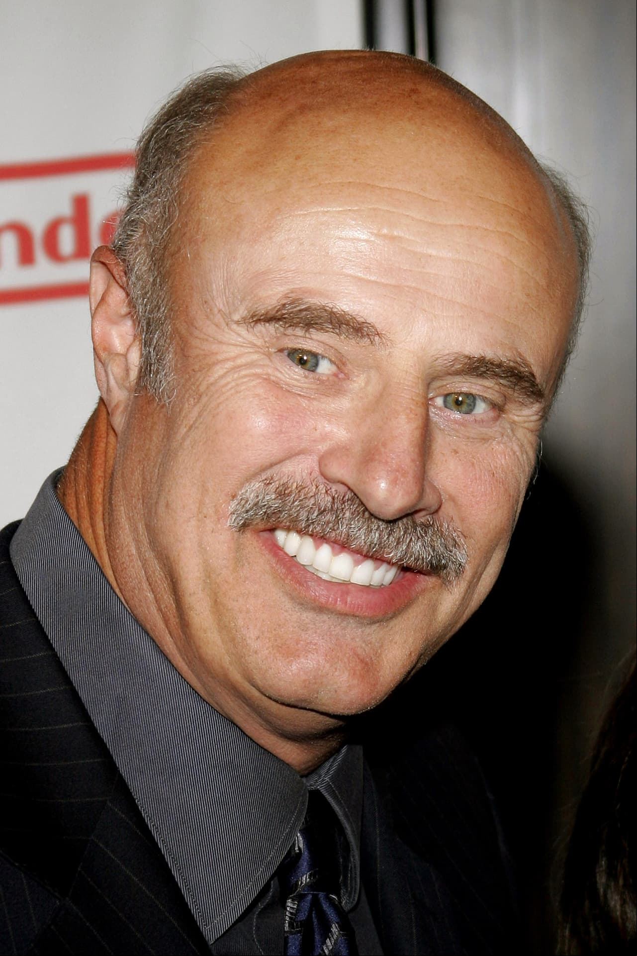Dr. Phill, uno de las personalidades más éxitosas en los EE. UU.,ha logrado una ganancia de 95 millones de dólares, lo cual lo ubica como el 9° puesto de la lista.