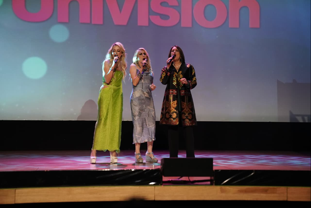 Fanny Lu, Dulce, Daniela Romo y Paty Cantú (quien se presentó en una transmisión) son las encargadas de interpretar el tema oficial de la telenovela.