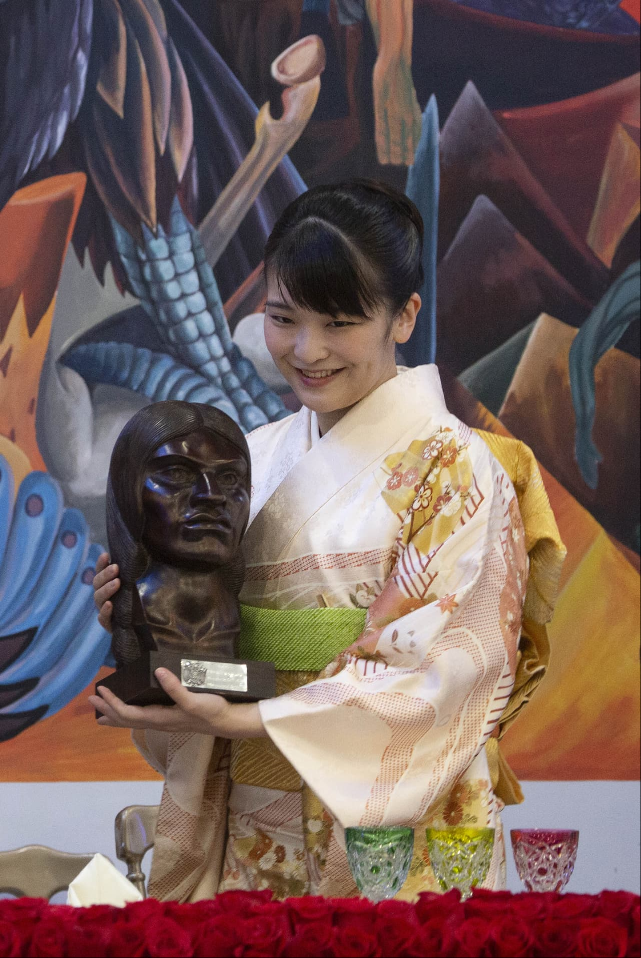 La Princesa Mako de de Japón dejó su estado dentro de la familia imperial nipona para casarse con Kei Komuro, luego de conocerse en 2012 en la Universidad Cristiana Internacional de Tokio, durante una sesión orientativa de programas de intercambio para estudiar en el extranjero, según el portal ABC España.