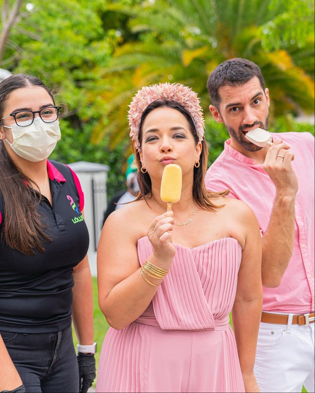 En medio del reto que decidió emprender este año para llevar una vida sana, la actriz se dio uno que otro gusto dulce durante la celebración.