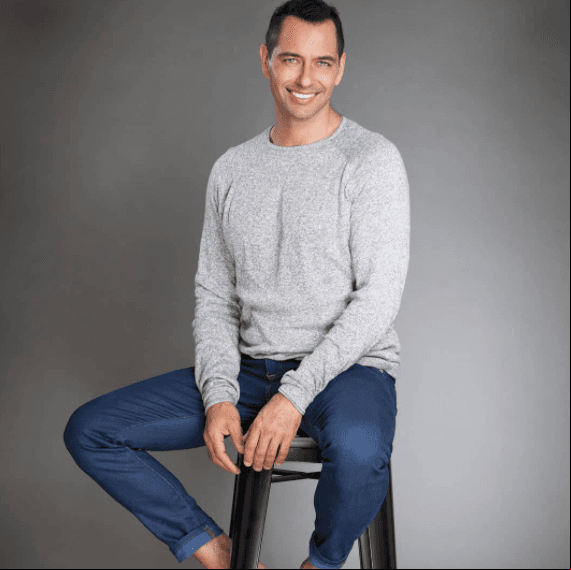 El actor interpreta a 'Jerónimo' en "Amor dividido", un hombre que busca hacer negocios con GoodFit y que queda impactado con la belleza de 'Abril', personaje interpretado por Eva Cedeño.