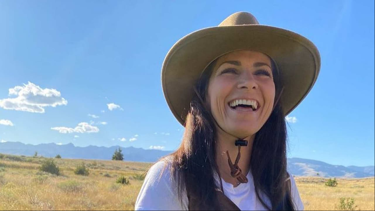 Alessandra Rosaldo muestra su cambio de look en espectacular video