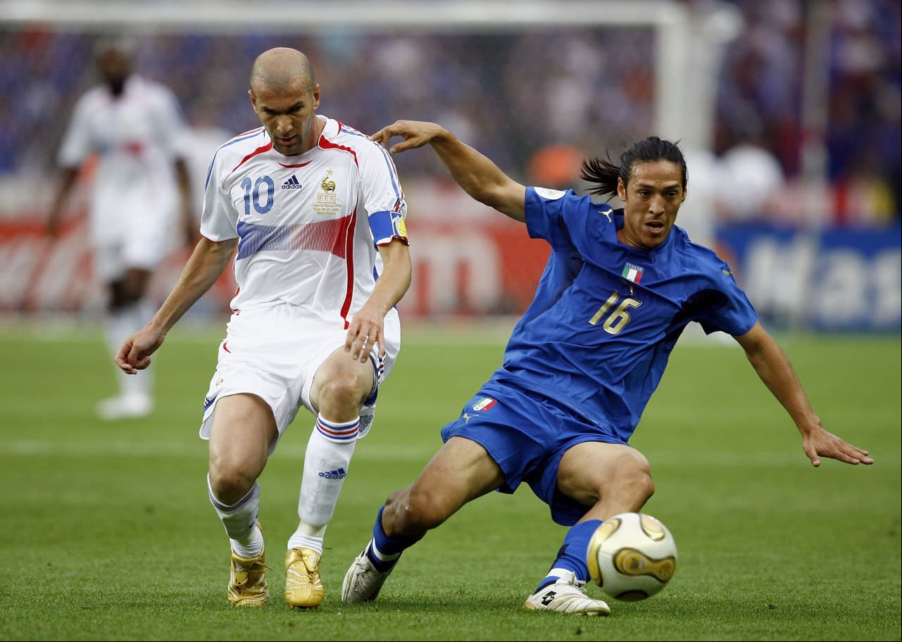 Mauro Camoranesi disputa una pelota ante Zidane en la final del Mundial de 2006.