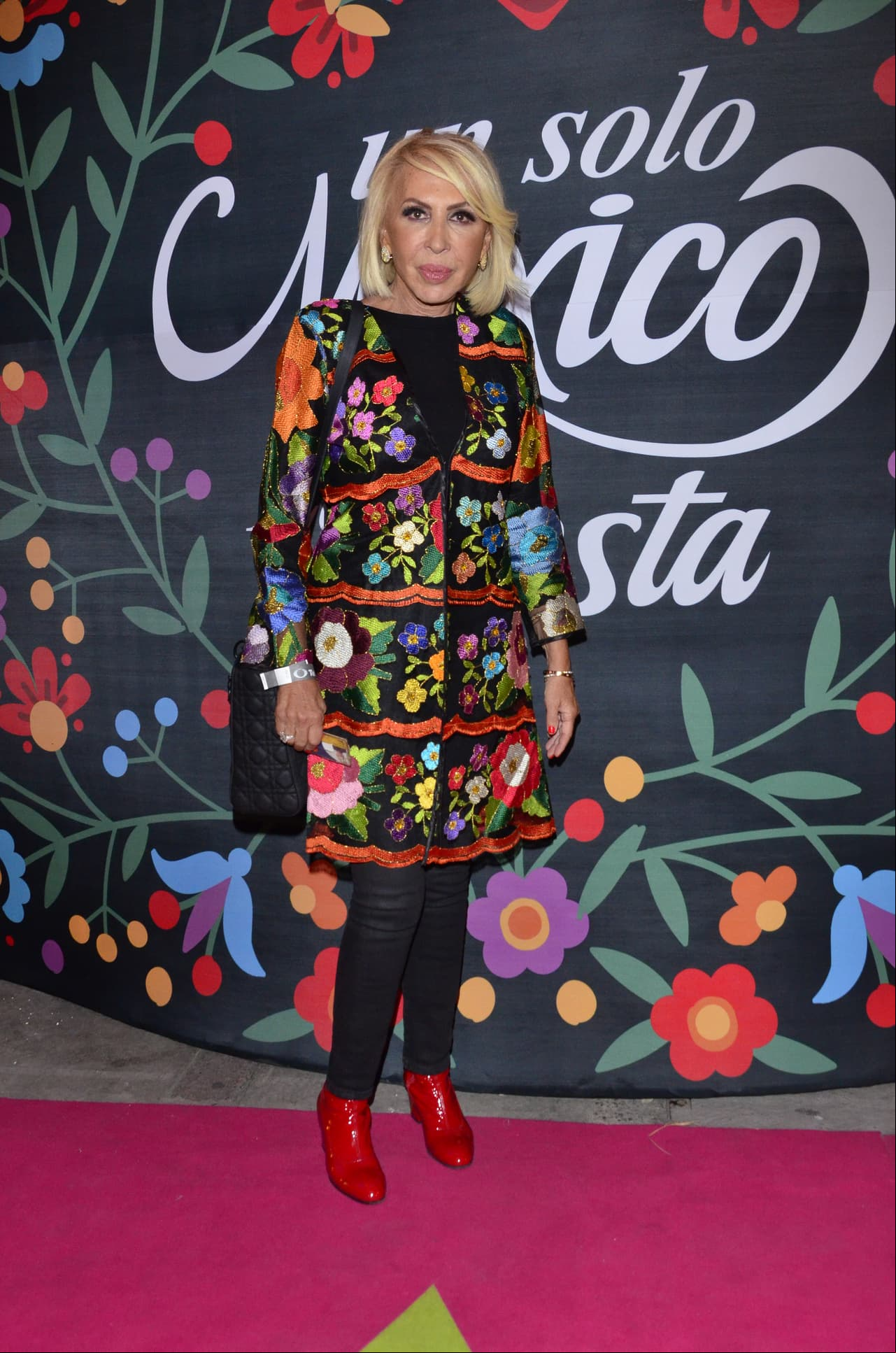 Laura Bozzo dio la sorpresa apareciendo con un vestido con motivos chiapanecos en el festejo más mexicano del año.