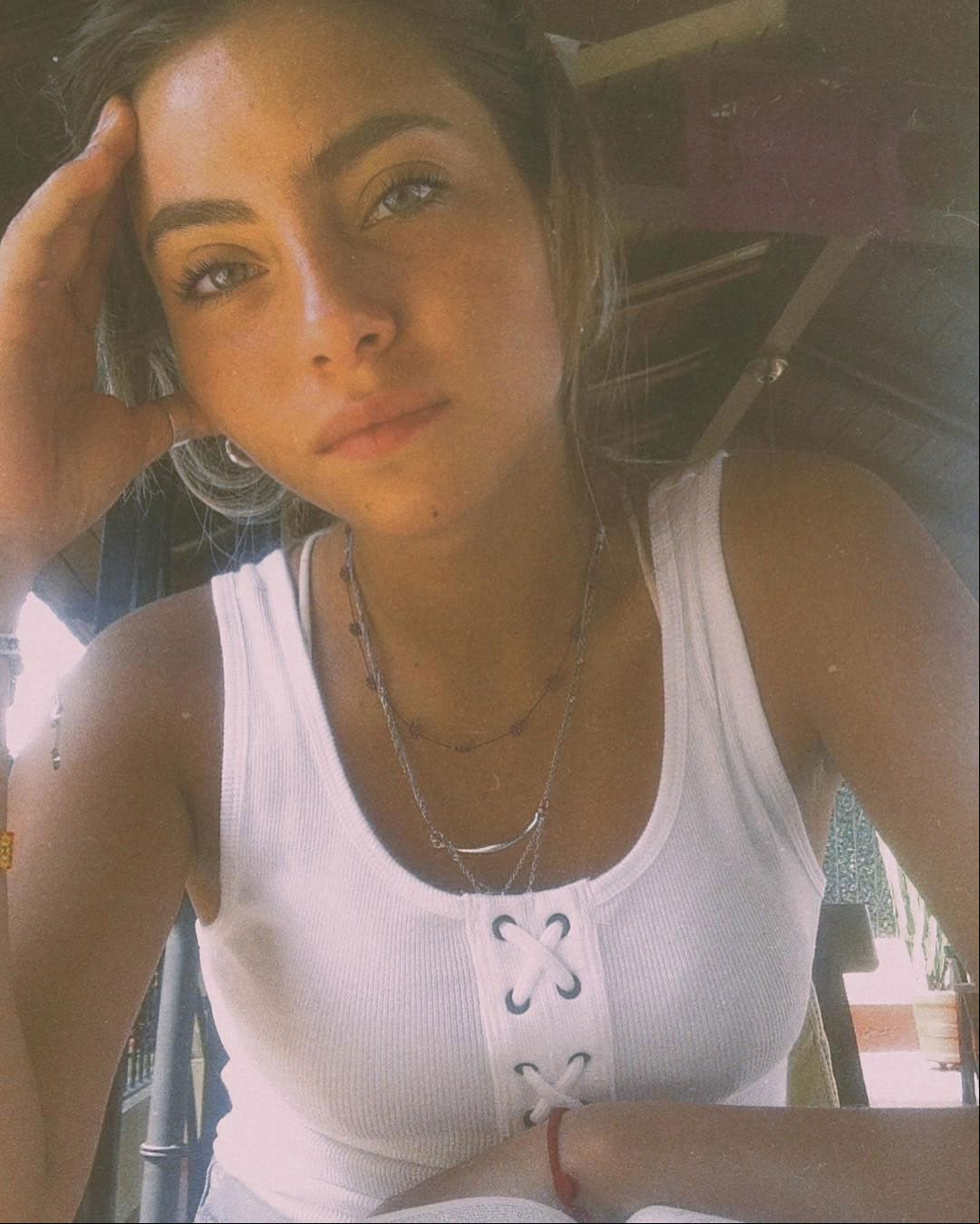 Camila está alejada del mundo del entretenimiento. Sin embargo, la joven utiliza su cuenta de Instagram para compartir su gusto por la moda y sus viajes.