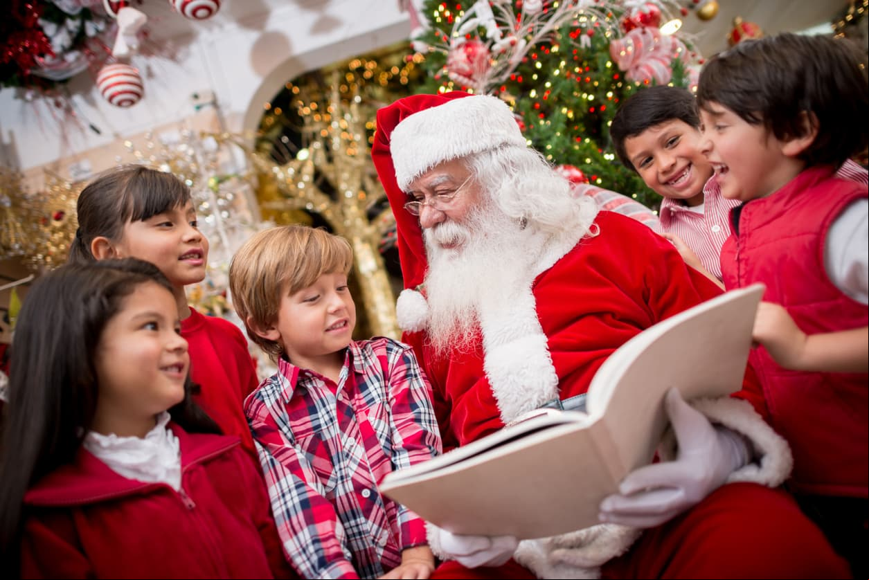 Las celebridades del espectáculo ya comenzaron a recibir la visita de Santa Claus con quien se tomaron la clásica foto del recuerdo y así lo compartieron en sus redes sociales.