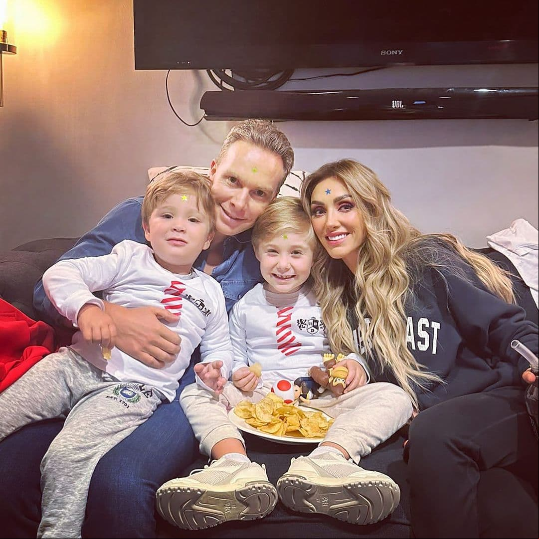 Anahí presume a sus hijos en concierto de RBD y sube a su primogénito a 'cantar'