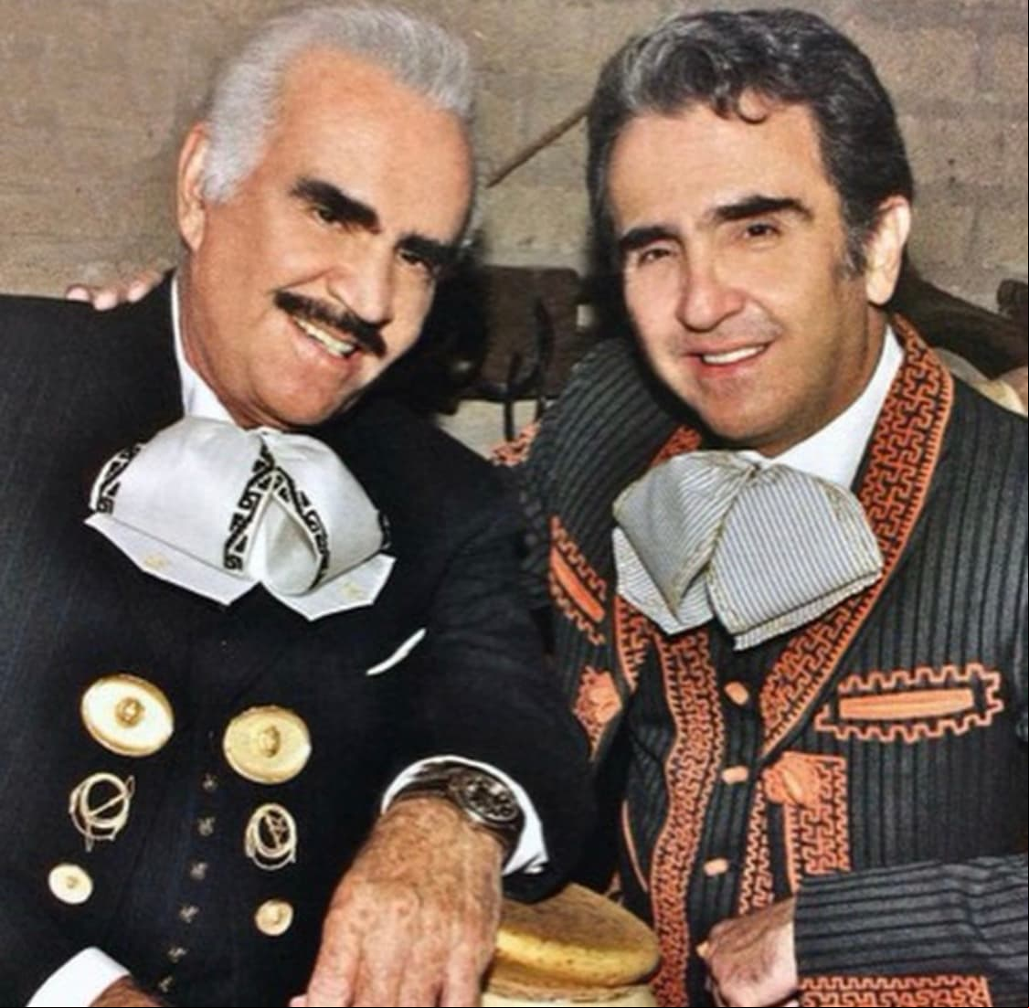 Vicente Fernández Jr. es su hijo mayor y al igual que su padre se dedica a la música regional mexicana. Realizó algunas participaciones en películas y en cuanto a su vida personal, tiene cuatro hijos.