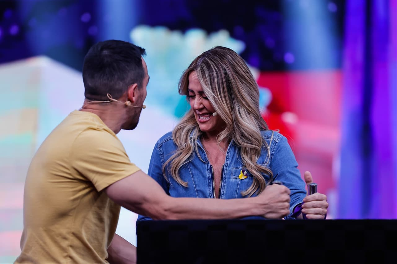 El divertido momento hizo que Andrea Legarreta hiciera divertidas muecas.