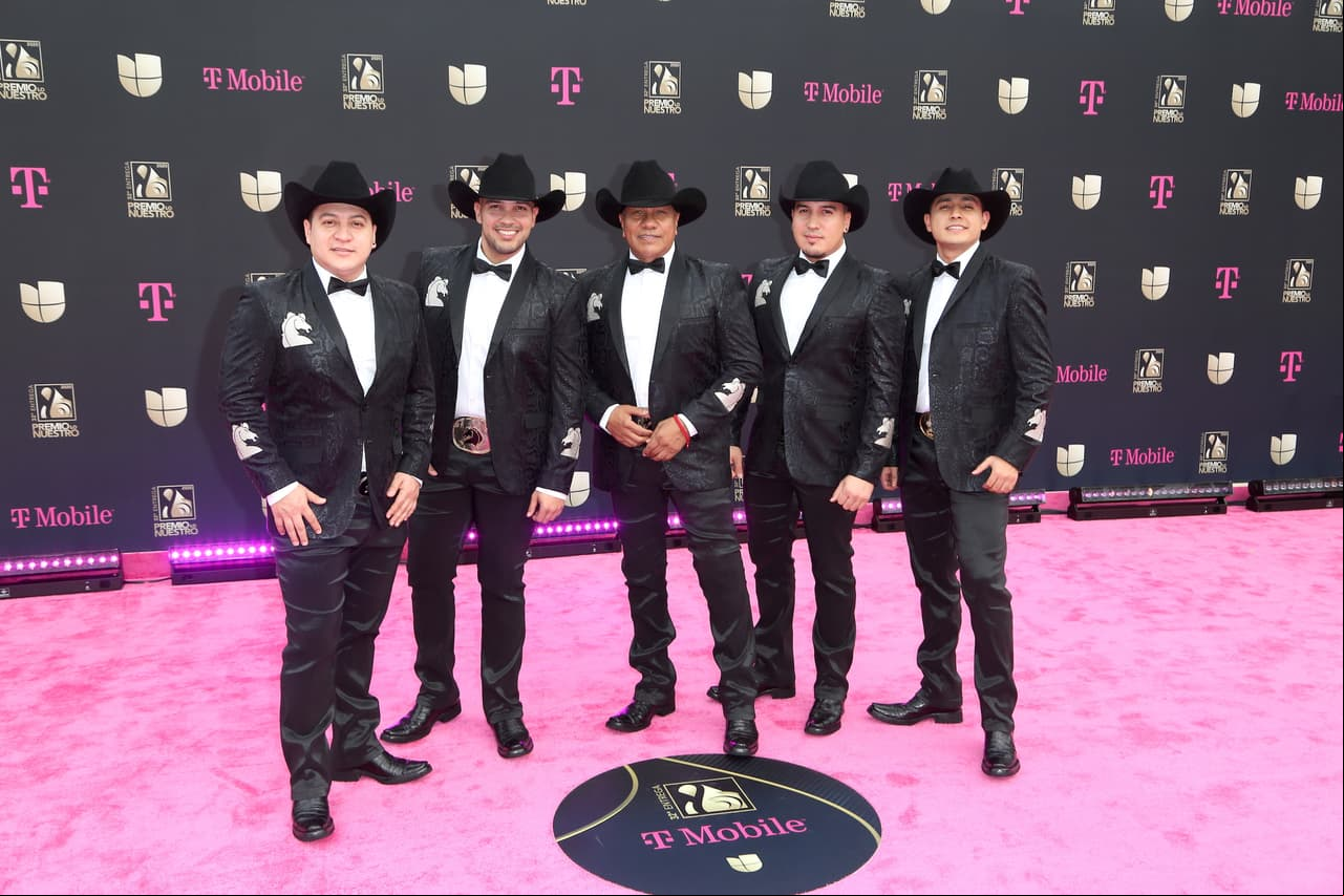 Los integrantes del grupo Bronco lucieron muy elegantes con trajes negros, además de ponerle su propio estilo con un sombrero.