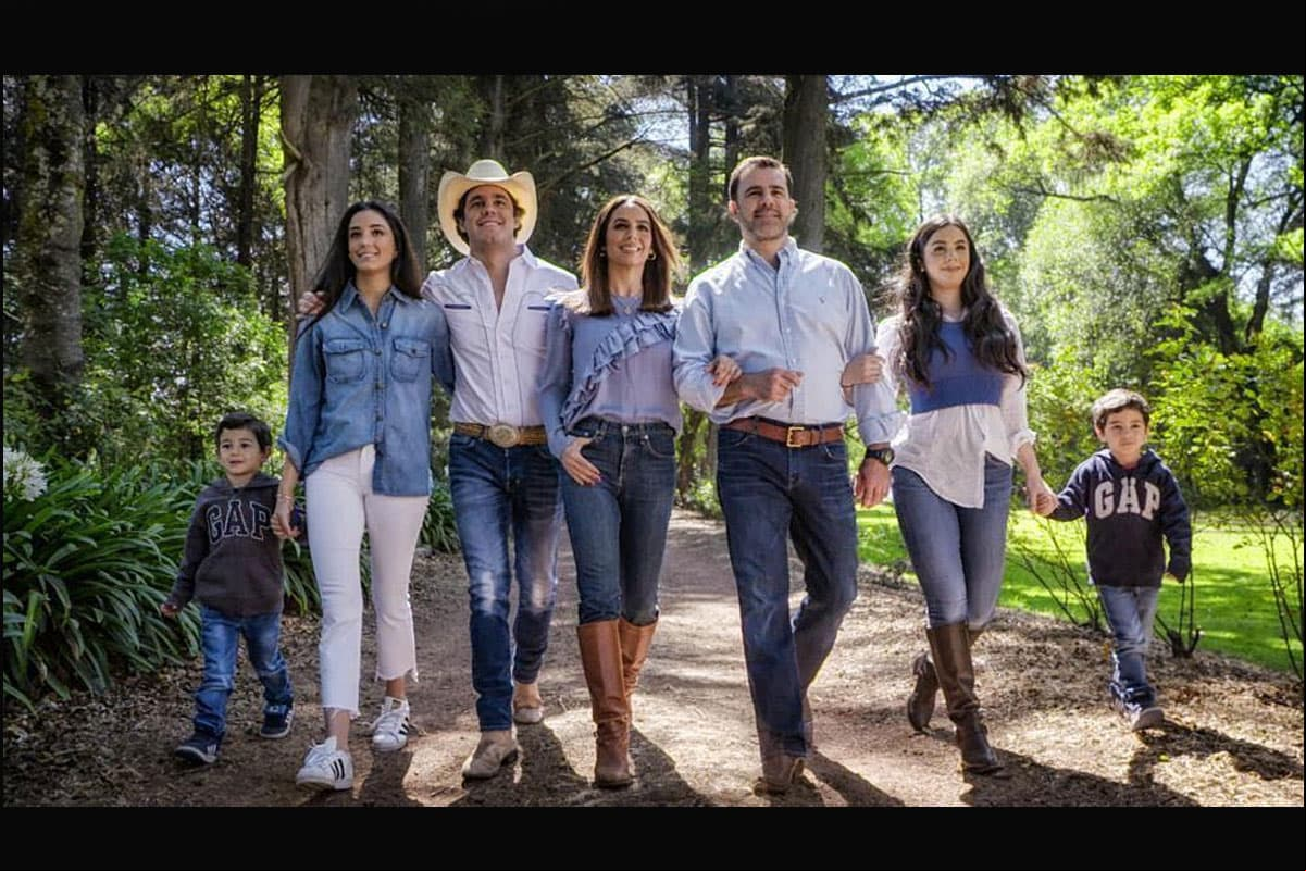 Después de la llegada de Eduardo Jr., la pareja formó una de las familias más queridas de la farándula nacional en la que se unieron sus otros hijos: Ana Paula, Alejandra y los gemelos, Daniel y Manuel.