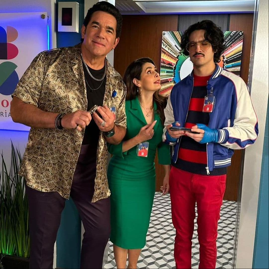 En '¿Es neta, Eva?', no sólo Mayrín Villanueva comparte escena con su esposo Eduardo Santamarina, sino que éste también trabaja al lado de su hijastro Sebastián Poza. Por si fuera poco, su hijo Eduardo Zucchi (Lalo Santamarina) también sigue sus pasos en la actuación.