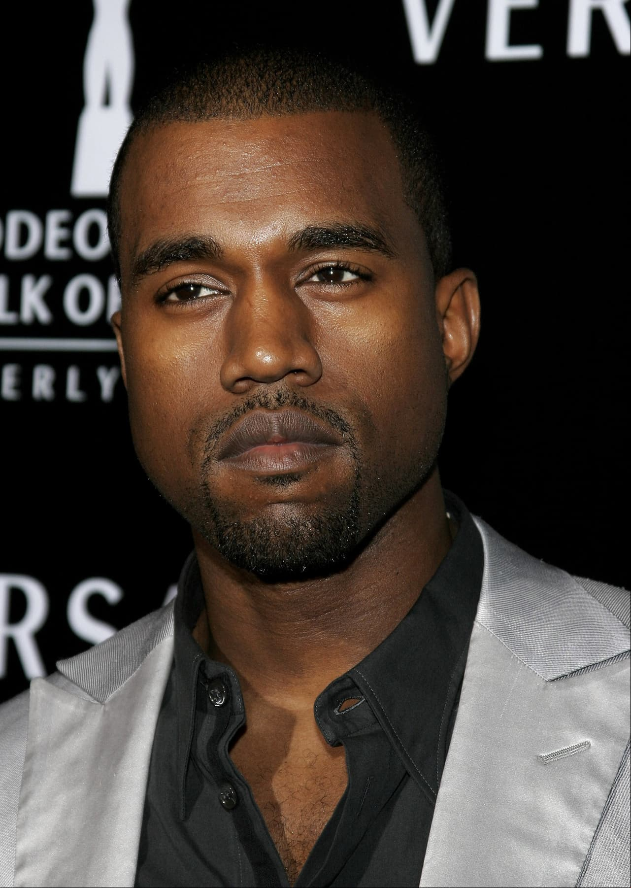 El rapero Kanye West llegó al 3° puesto con 150 millones de dólares. De acuerdo con Forbes, gran parte de estas ganancias provienen de su marca Yeezy en alianza con Adidas.