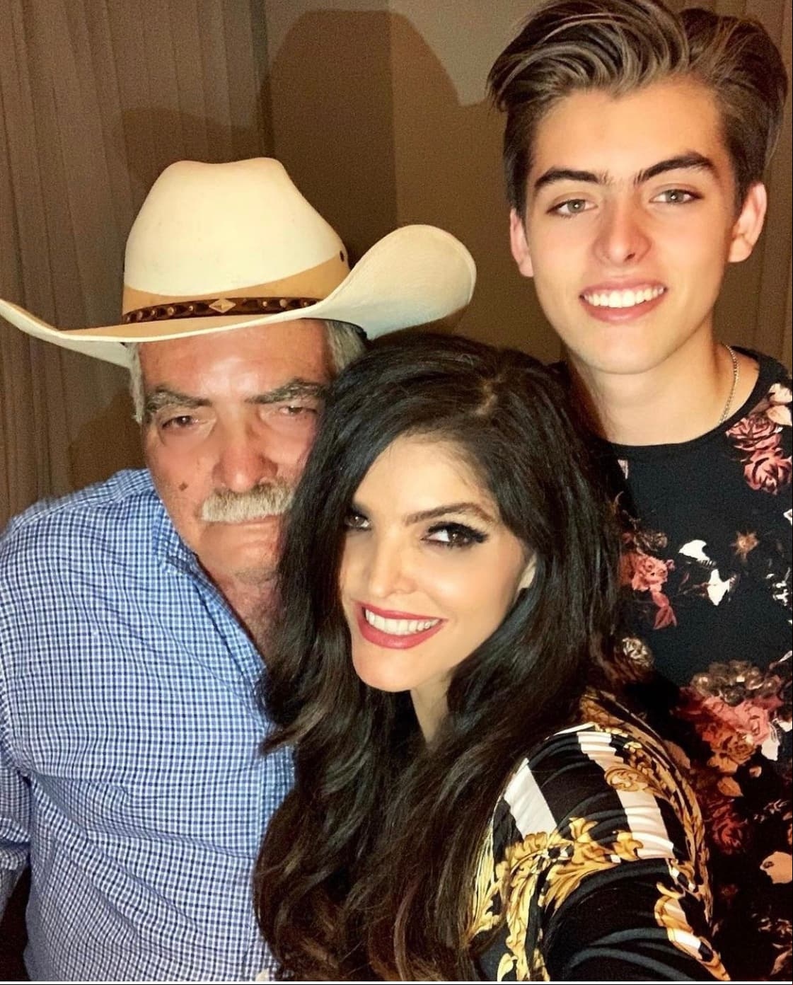 Emiliano, además de ser el hijo mayor de Ana Bárbara, también es el más parecido a ella y a Don Antero, el padre de la cantante.