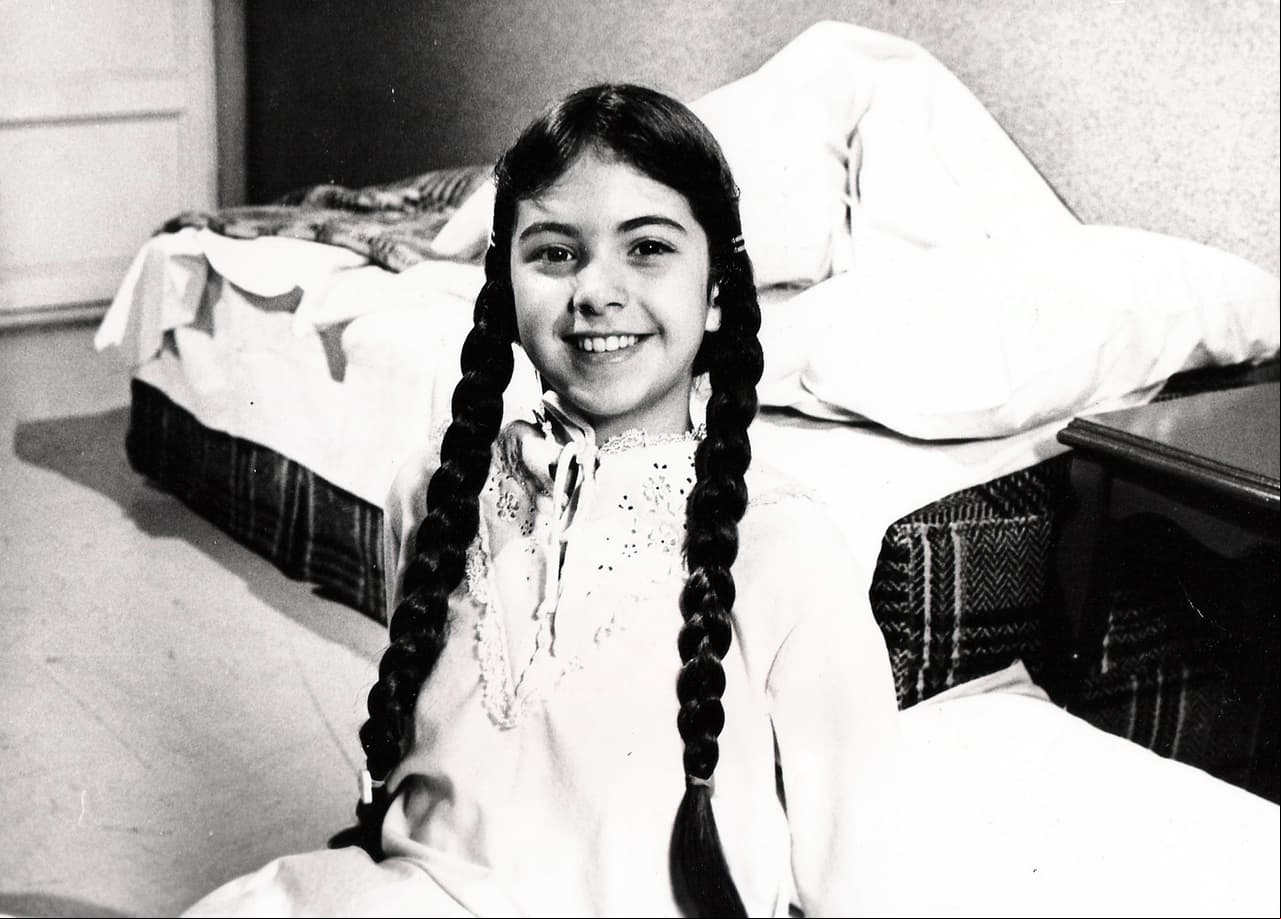 Durante su infancia, Calderón vivió en distintas partes de la República como Guaymas, Sonora; Alvarado, Veracruz y La Paz, Baja California Sur. Sin embargo, cuando tenía 13 años regresó a la Ciudad de México, donde tiempo después audicionaría para interpretar a 'Chispita', papel que finalmente se quedaría Lucero, pero que le brindaría su primer acercamiento con la actuación.