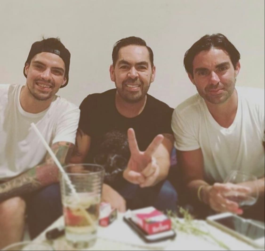 Pese a llevarse una importante diferencia de años, César ha convivido con Jorge y Ernesto, formando una pequeña familia junto a su madre, quien ha intentado tener una cercana relación con cada uno de ellos.