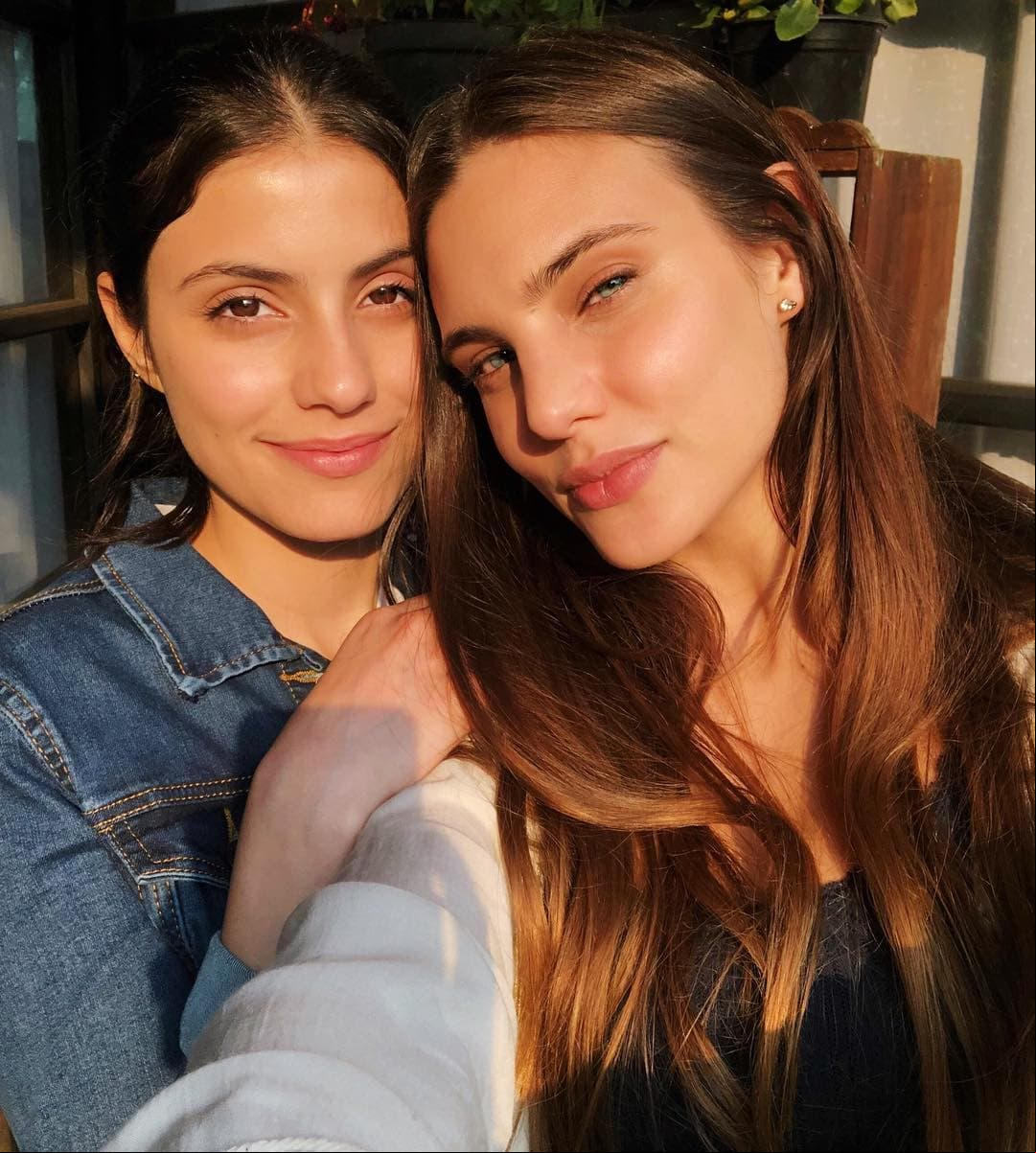 “Por fin, hoy nos conocemos. #AmarAMuerte #Juliantina #GirlPower”, fue el texto que eligió Macarena para acompañar una selfie que subió junto a Bárbara el 29 de octubre de 2018, recibiendo múltiples comentarios de sus seguidores que adoraron cada momento en el que estuvieron juntas en pantalla.