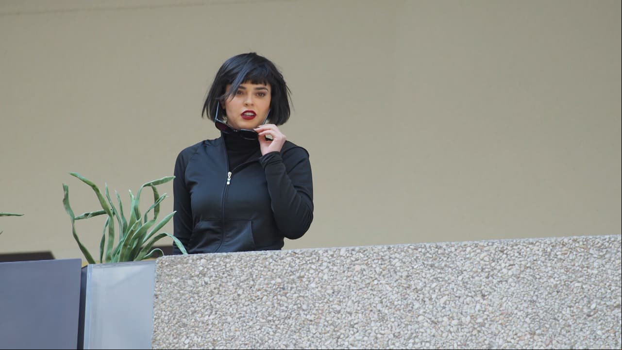 Soraya arroja a Elena por las escaleras en Los ricos también lloran