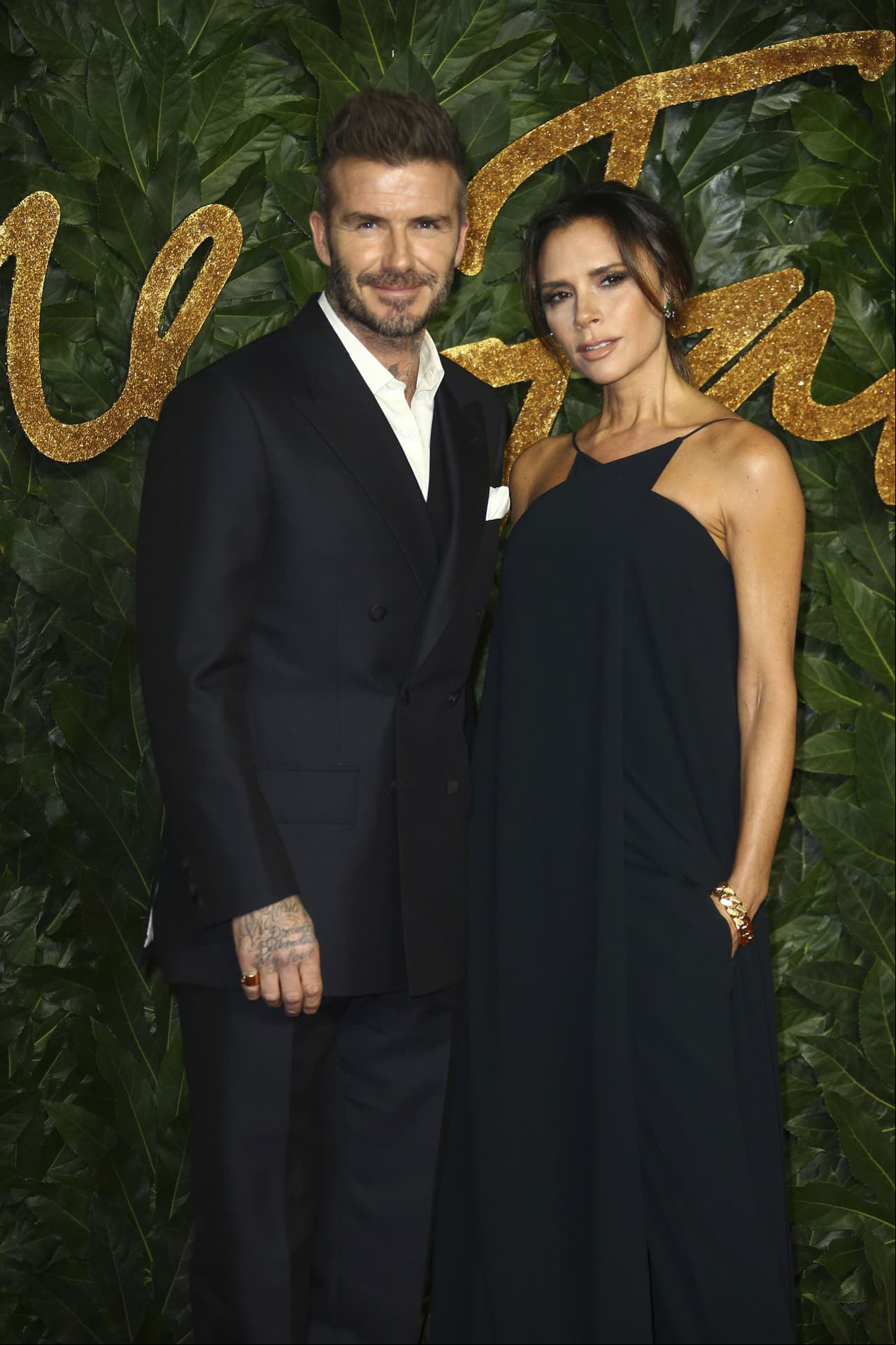 “Y sí, el amor a primera vista sí existe. Ocurre de pronto, en el salón para los jugadores del Manchester United, un poco de bebida… por lo que los detalles exactos son algo borrosos”, relató Victoria sobre cómo conoció a David Beckham, según el portal Instyle.