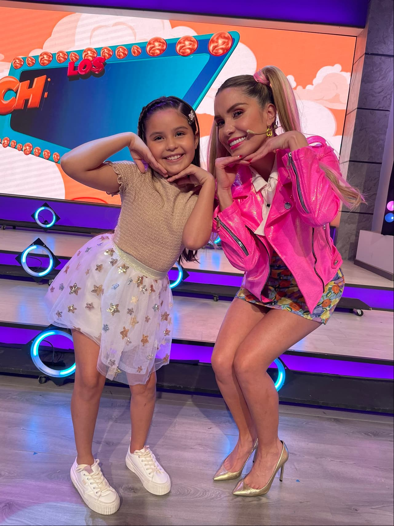 Andrea Escalona sorprende con su look al estilo Ivonne e Ivette en Los Chiquillos de Hoy