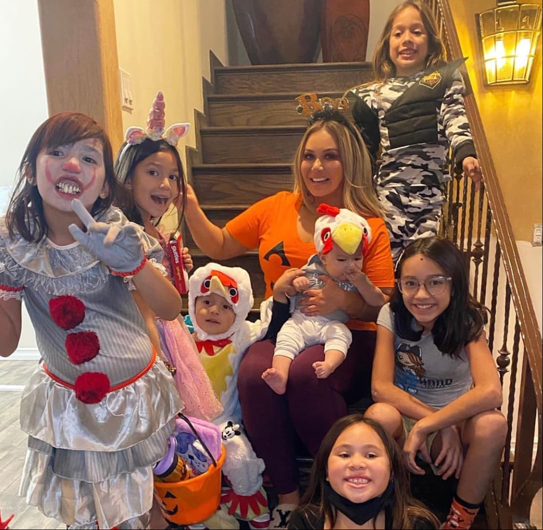 Como parte de las festividades en torno a Halloween, Chiquis Rivera, quien radica en Estados Unidos, no perdió la oportunidad de organizar una espectacular fiesta para sus familiares más cercanos, donde hubo decoración, comida y divertidas actividades.