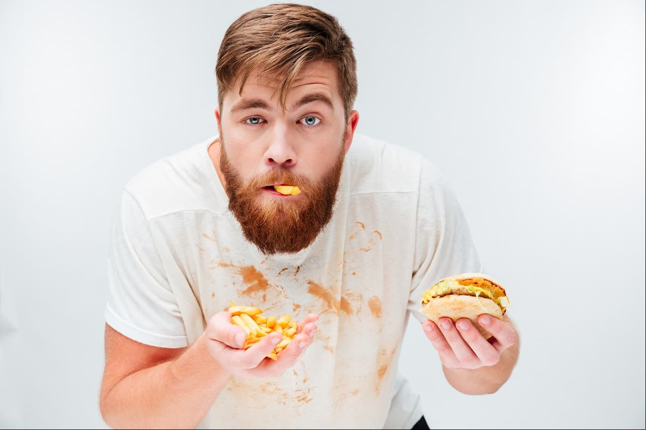 Comer comida rápida en la adolescencia disminuye la producción de esperma, según estudio
