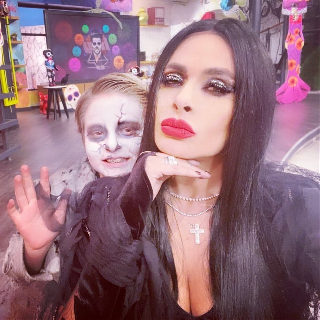 Asimismo, la conductora Galilea Montijo también fue convertida en uno de los personajes más famosos de la familia Addams, pues dio vida a 'Morticia'.