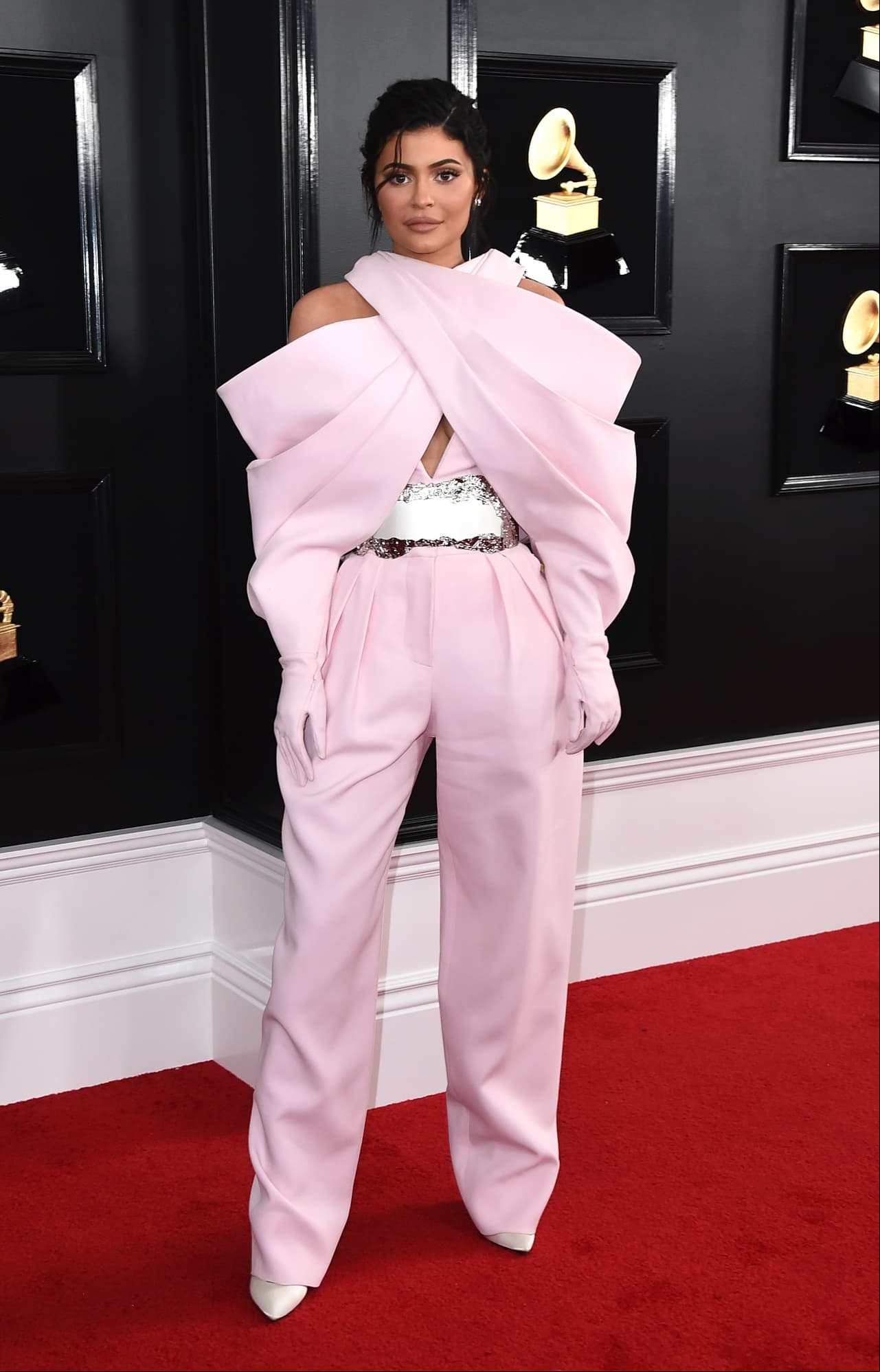 Kylie Jenner se arriesgó con este diseño de Balmain, definitivamente es un parteaguas entre lo que la famosa acostumbra vestir.