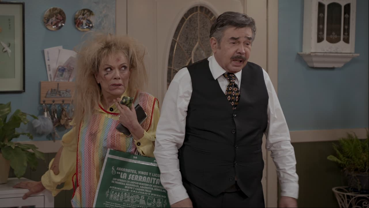 Renata llega toda desgreñada al departamento después de que Sinforosa ganara en la maquinita y ambas pelearan por el premio junto con la farmacéutica.