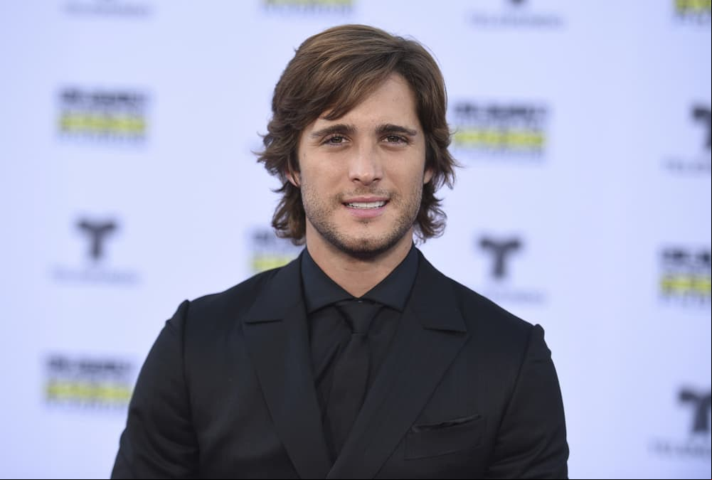 En mayo de 2017, Netflix compartió el primer teaser de 'Luis Miguel: La serie', confirmando que Diego Boneta sería uno de los tres actores que daría vida a ‘El sol’.