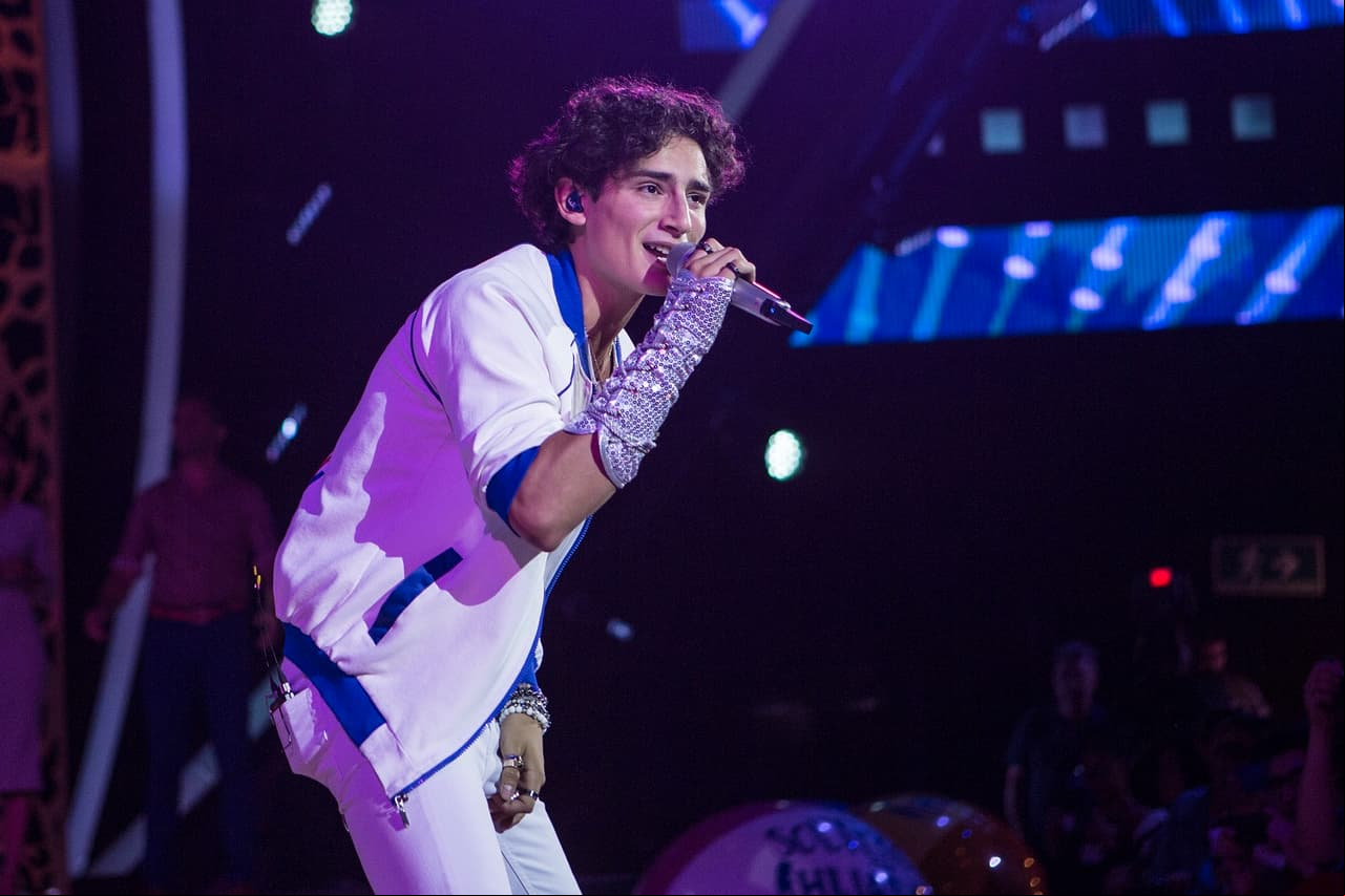 Emilio Osorio pone a bailar a vacacionistas en la grabación del video “La playita”