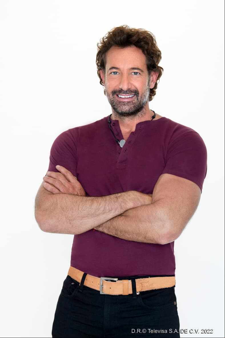 GUILLERMO SANTOS “MEMO” (Gabriel Soto): Mi vida siempre fue estar de carretera en carretera, soñé con formar una familia, como la que me dieron mis padres y pensé que se me iba a hacer realidad junto a la Úrsula, pero el mismo día que le pedí casorio la vida me sorprendió dándome el mejor regalo: Isabella.