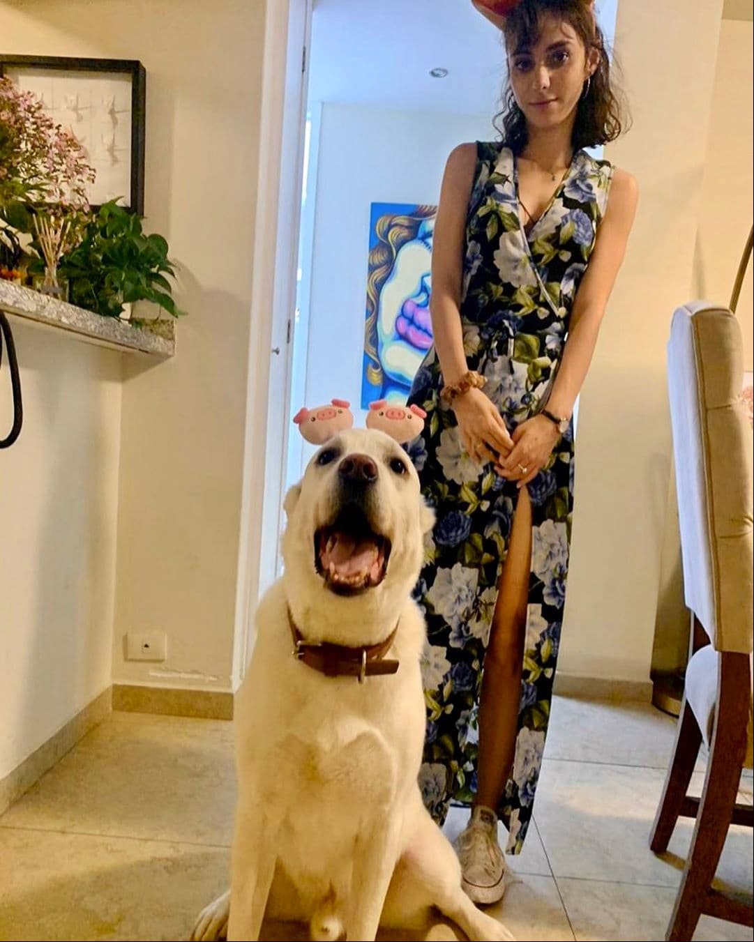 Siguiendo en casa, Natalia posó nuevamente con su perro usando un vestido con estampado floreado con una abertura en la pierna izquierda. “Güero está a dos de autodarse en adopción”, expresó la actriz tras mostrar a su mascota con una diadema con cerditos.