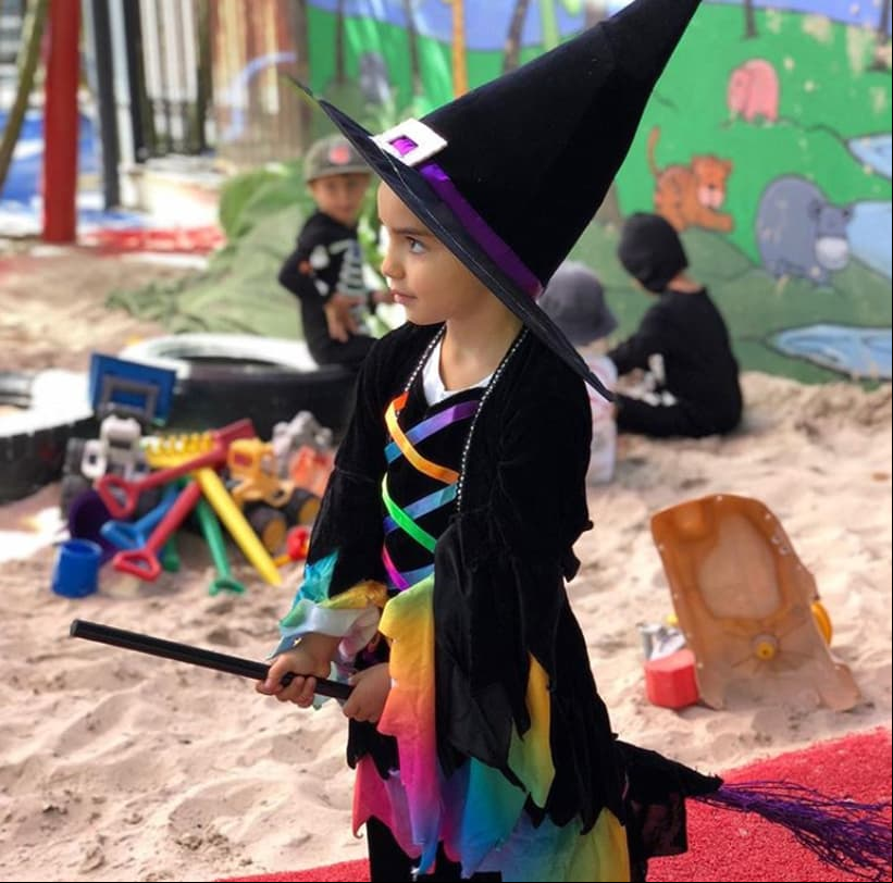 Para Halloween de 2018, Aitana se disfrazó de bruja. “Acá ya es Halloween y esta colorida brujita está lista para el festejo”, escribió Alessandra para acompañar su publicación.
