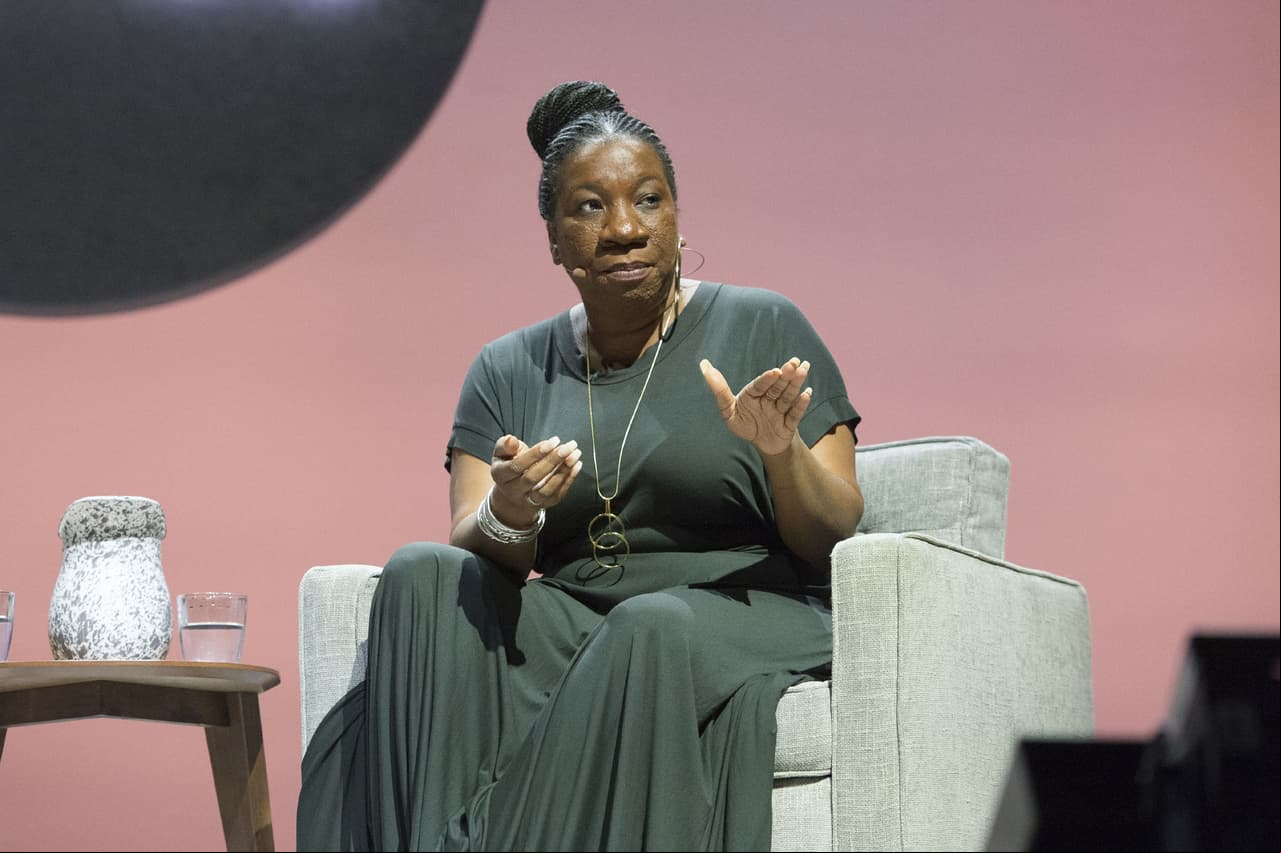 De acuerdo con la información de Animal Político, en 2006 la activista estadounidense Tarana Burke escuchó el testimonio de una niña que fue abusada por su padrastro. A la mitad de la historia, Burke la interrumpió y la dirigió con alguien más, aunque la joven nunca regresó.