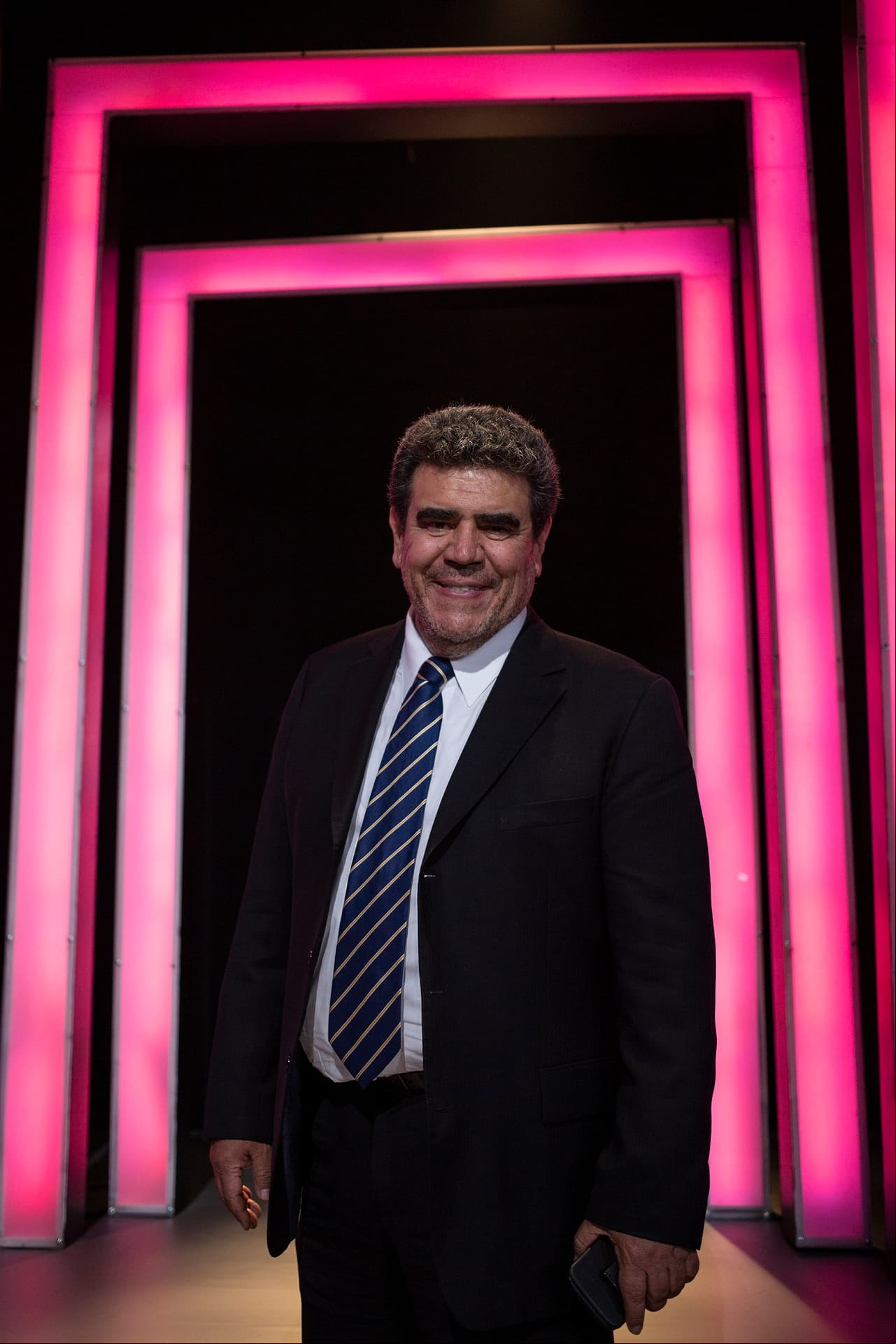Sergio Reynoso interpreta a ‘El Bacalao’, el villano de esta historia. En entrevista exclusiva con Las Estrellas, el actor compartió que: “hemos hecho esta telenovela seria porque tiene sus partes dramáticas”.