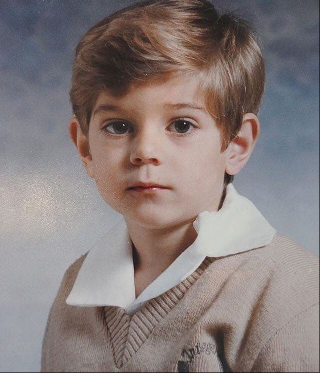 Santiago Mirabent Montaño nació en 1989, en la Ciudad de México. Desde muy corta edad, Mirabent tomó clases de actuación, lo cual le daría la oportunidad de protagonizar su primera telenovela: 'De pocas, pocas pulgas', cuando tenía tan solo 14 años.