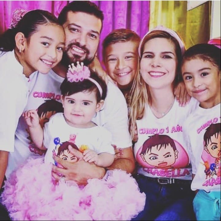 Fue así como Américo Garza decidió llevarse a las dos hijas que tuvo con Karla Luna a vivir en compañía de su ahora esposa Karla Panini con quien tuvo otra hija a quien llamaron Isabella. En la familia también se encuentra Gabriel, el hijo que Karla Panini tuvo con Óscar Burgos.