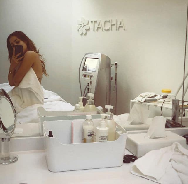Danna Paola posa únicamente con una toalla para tapar su cuerpo