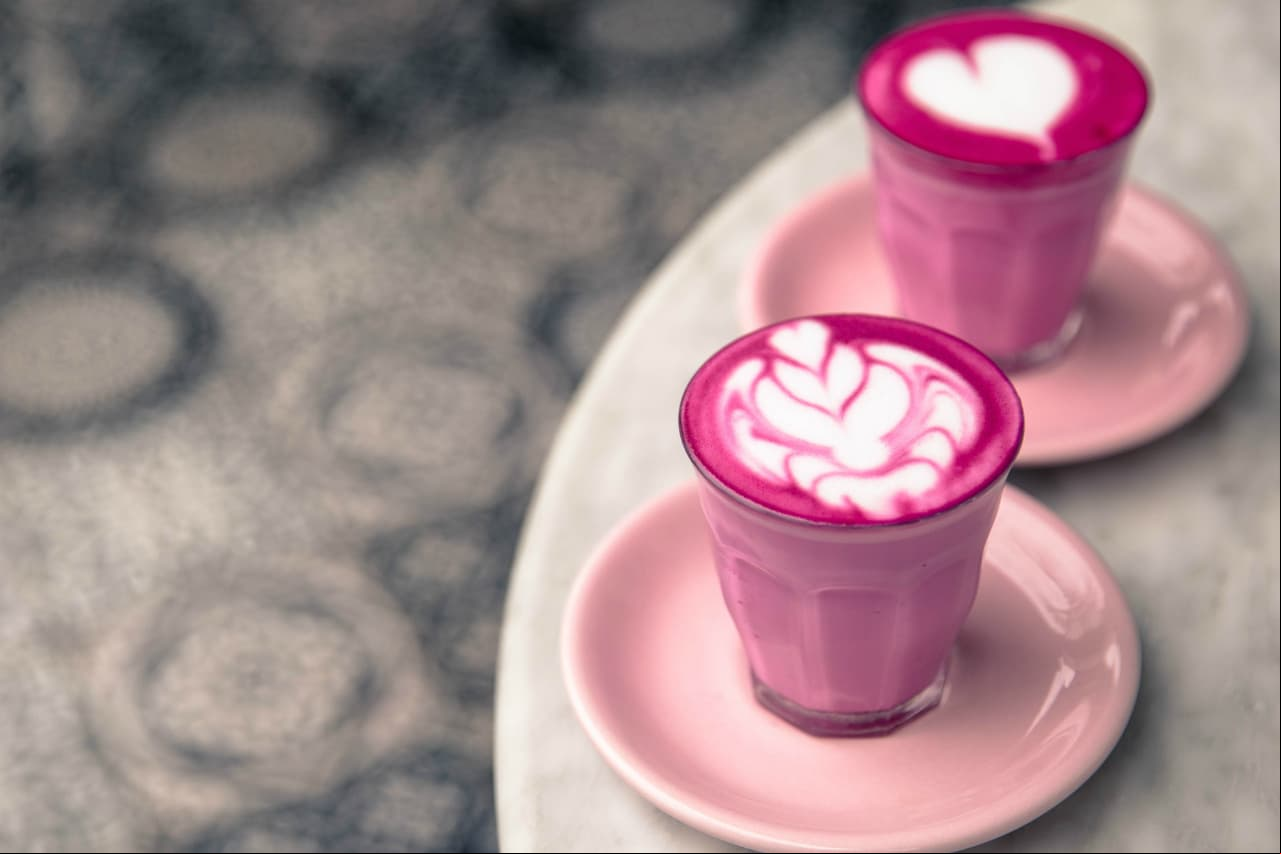 El café rosa que invade Instagram ¡es bueno para la salud!