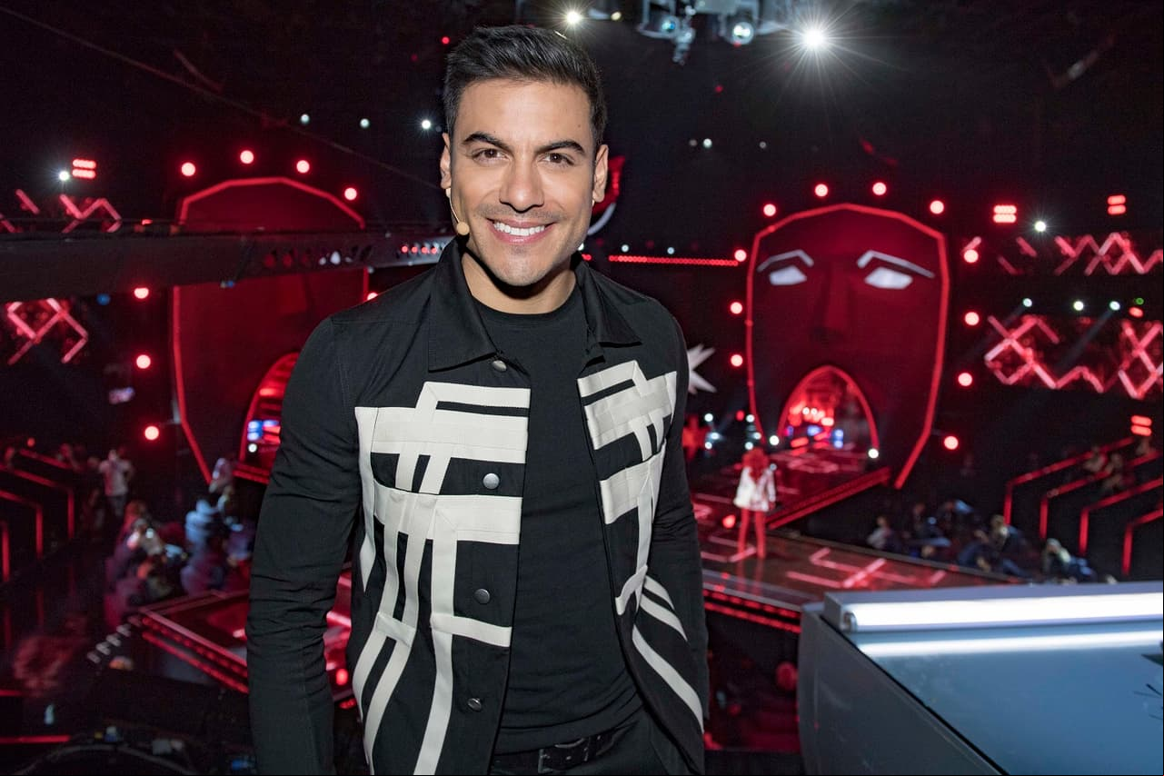Carlos Rivera es uno de los cantantes más queridos de la industria musical. Además, también vive uno de los romances más enigmáticos de la farándula con Cynthia Rodríguez. A continuación, te contamos en imágenes por qué no postean fotos juntos en redes sociales.