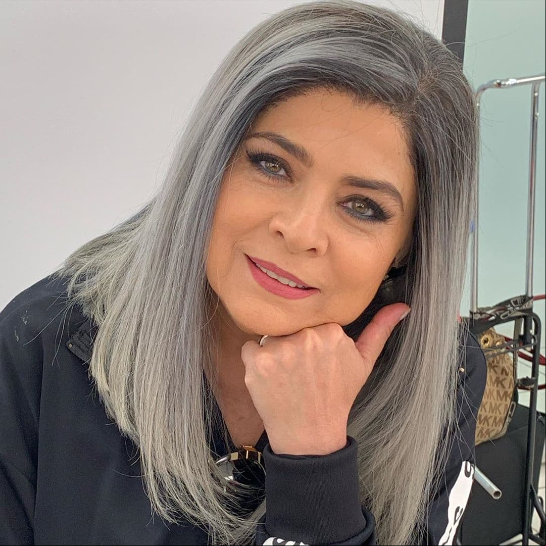 Aunque el cambio es para su papel de 'Maura' en 'Cita a Ciegas', el estilista Israel Arreola dio su opinión sobre el look en el caso hipotético de que fuera un cambio real: "Están muy de moda los cabellos grises, pero siento que esa tendencia es más para veinteañeros, pues sí te agrega años”.