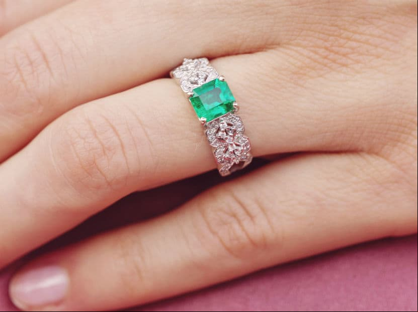 Tauro. Un anillo de compromiso de esmeralda es la mejor joya para confiar en su pareja y sentir el control de sus celos.