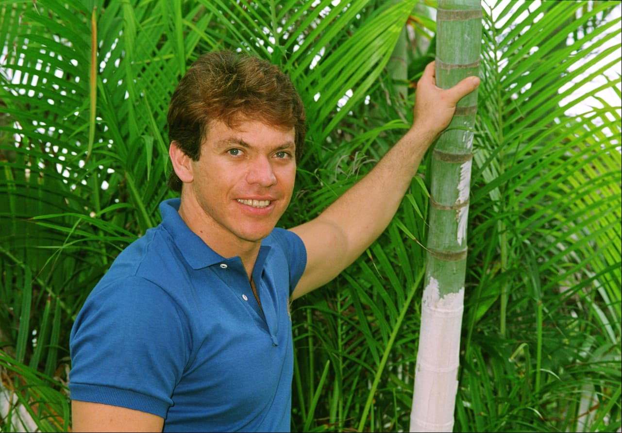 Marcos Valdés era “Amadeus”, un chico que conoce a “Lorena” en Ixtapa y se enamora de ella. Viaja a la Ciudad de México en su búsqueda, pero ahí encuentra trabajo como asistente de Eduardo.